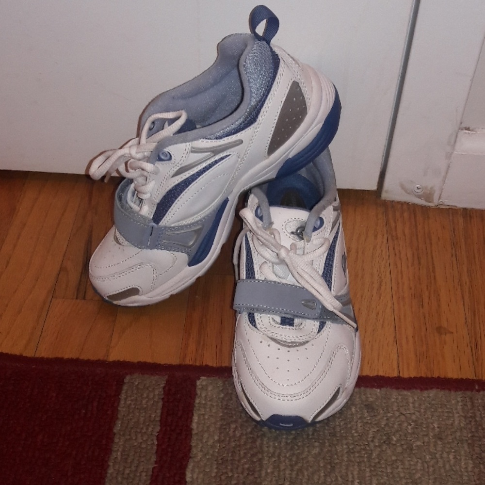 Easy spirit walking shoes